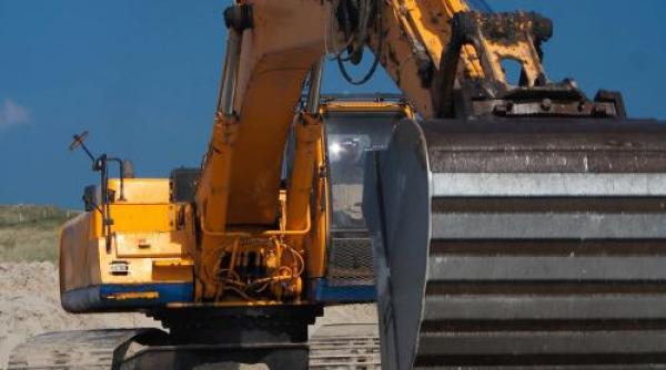 accident de munca in brasov un barbat a fost lovit de un excavator