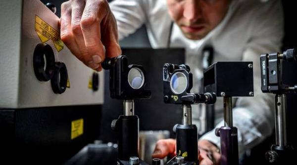 cea mai performanta camera video poate surprinde lumina stand pe loc