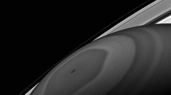 cum arata spatiul dintre planeta saturn si inelele sale