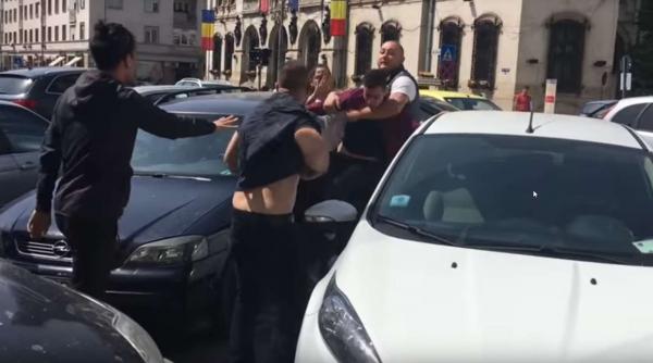 un cunoscut cantaret si fiul sau batuti in centrul craiovei pentru un loc de parcare