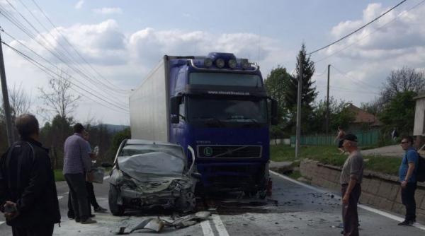valcea accident rutier mortal in localitatea budesti un automobil s a lovit frontal de un tir