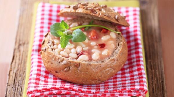 ciorba de fasole cu afumatura in castron de paine