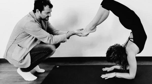 andrei aradits a inceput sa faca yoga la indemnul sotiei sale mi e teama sa zic ca m as apuca serios de yoga prefer sa o practic asa neserios