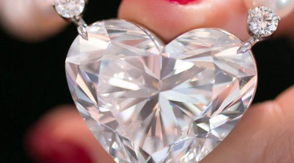 cel mai mare diamant in forma de inima scos la licitatie la geneva
