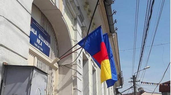un tricolor nu al romaniei flutura mandru pe o scoala din lugoj