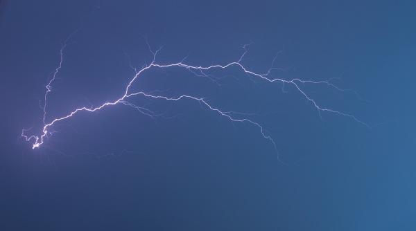 averse si descarcari electrice in judetele bacau si neamt pana la ora 18 00