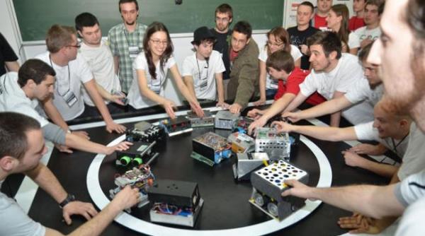 cluj peste 30 de roboti se infrunta la battlelab robotica