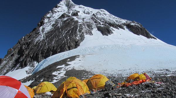 22 000 de dolari amenda pentru un alpinist care a incercat sa escaladeze everestul fara permis