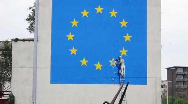 o lucrare a artistul urban banksy avand ca tema brexit ul a aparut pe un zid din orasul englez dover