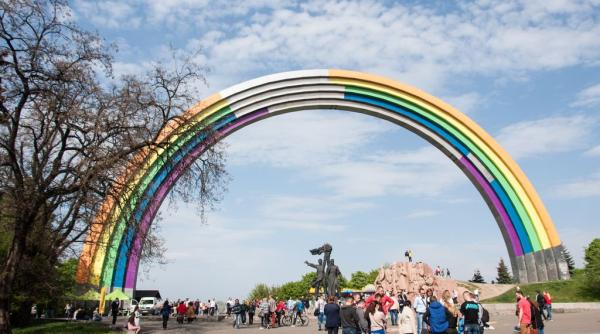 ucraina a pictat monumentul prieteniei cu rusia in culorile curcubeului pentru a celebra diversitatea