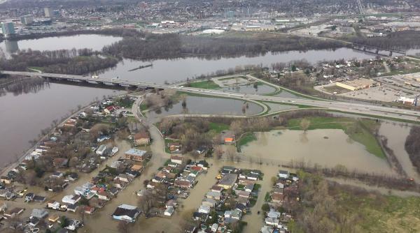 video inundatii grave in canada peste 2000 de locuinte sunt afectate de ape