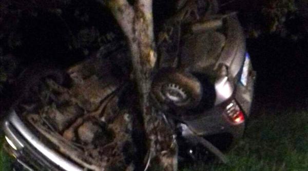 accident violent pe o sosea din botosani masina s a incolacit in jurul unui copac