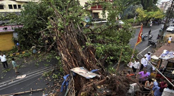 cel putin 22 de morti in urma unor furtuni violente din nordul si estul indiei