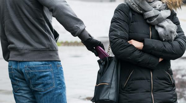 clipe de groaza pentru o femeie jefuita in plina strada