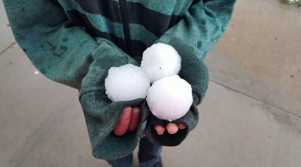 video foto denver bombardat cu grindina de dimensiunea merelor