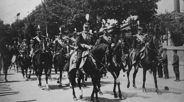 10 mai istoria unei zile regele carol i femeia din balcon si buchetul de trandafiri rosii