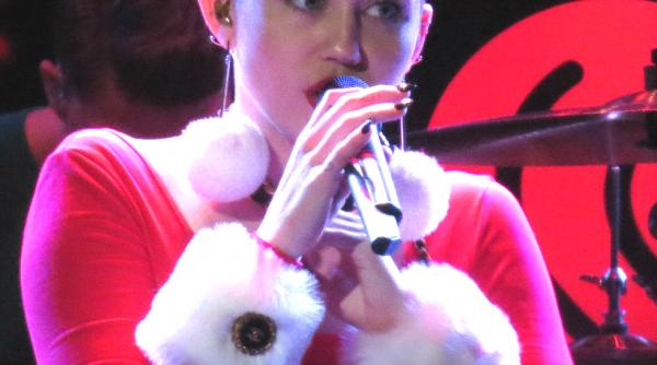 miley cyrus va interpreta noul sau single malibu la gala billboard music awards