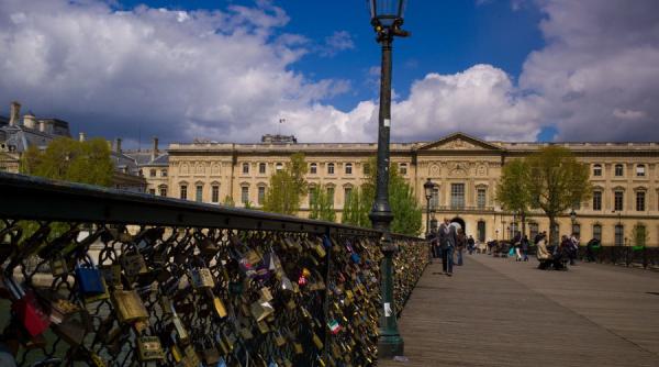 lacatele iubirii de pe celebrul pont des arts din paris vor fi scoase la licitatie