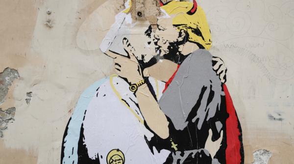 un graffiti infatisand un sarut intre papa francisc si diavolul trump a aparut la roma