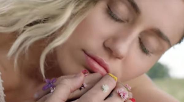 video miley cyrus abordeaza un nou look in cel mai recent single malibu