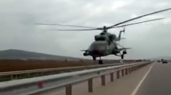 video in cecenia elicopterele zboara pe langa masinile de pe autostrada