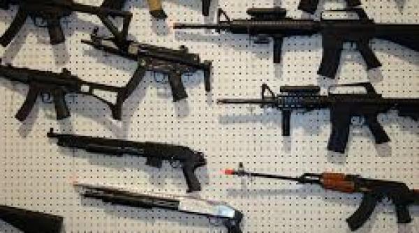 vamesii din petea au descoperit mai multe pistoale si munitie intr o masina