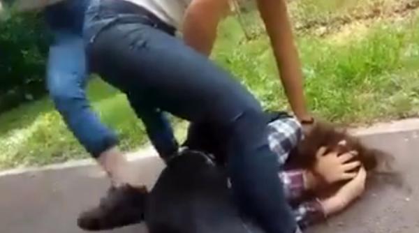 video socant adolescenta din oradea snopita in bataie de trei colege de scoala