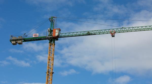 un barbat s a urcat pe o macara pentru a atrage atentia iubitei