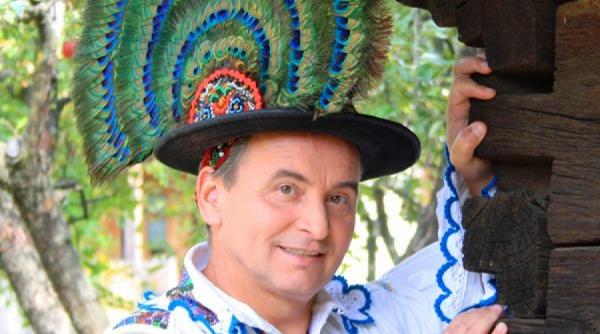 alexandru pugna poarta un clop cu paun unic in tara asculta aici si cele mai indragite melodii ale lui