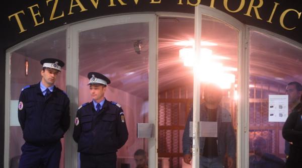 aproximativ 60 de angajati din muzeele publice protesteaza in fata muzeului national de istorie a romaniei