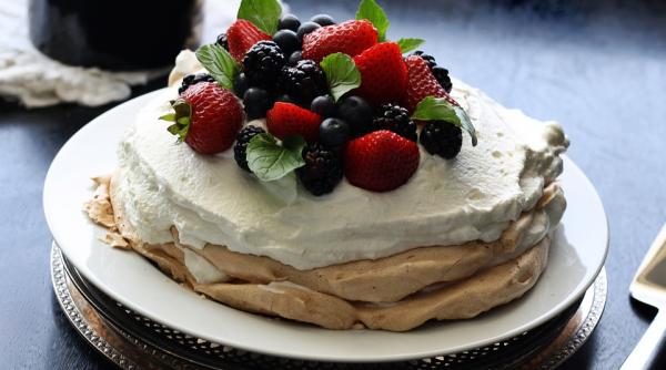 reteta zilei mini pavlova cu sos de caramel si ciocolata bezelele frantuzesti