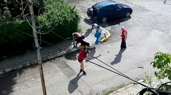 video scene cumplite in targoviste un pittbull ramane cu falcile inclestate in gatul unui bichon