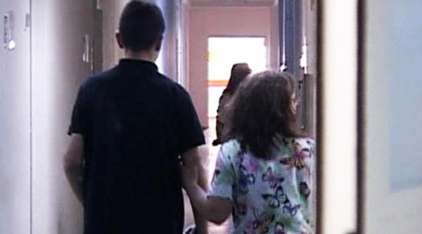 baiatul snopit in bataie de mama nu vrea sa se desparta de aceasta