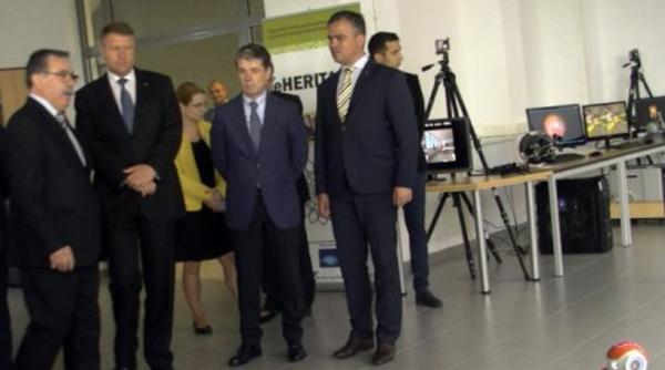 klaus iohannis intampinat de roboteul noa la universitatea din brasov