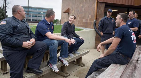 seful facebook a plecat intr un fel de turneu electoral