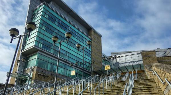 romanca din manchester nu e nimeni cuprins de panica oameni mai calmi si mai organizati ca englezii greu de gasit