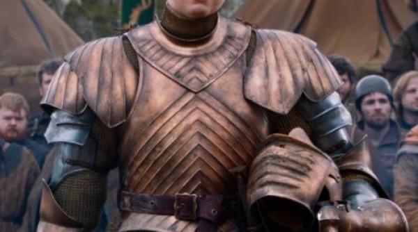 cea mai inalta actrita din game of thrones se uita de sus la cannes