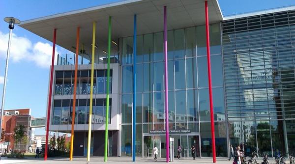 sacrificiul suprem parintii refuza tratamentul ca medicii sa le ingrijeasca copiii raniti in masacrul de la manchester arena