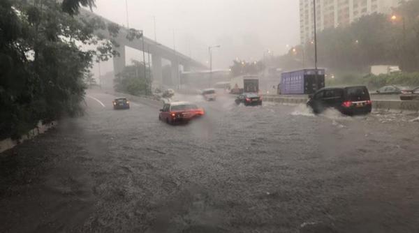 video hong kong dat peste cap din cauza ploii torentiale care a inundat strazile