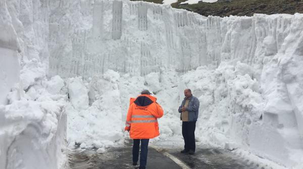 galerie foto directia regionala de drumuri si poduri brasov se lupta cu zapada de 5 metri de pe transfagarasan