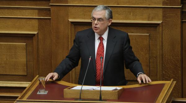 grecia fostul premier lucas papademos ranit intr o explozie in centrul atenei