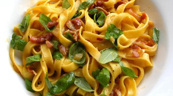 reteta zilei tagliatelle cu mazare bacon si sos de smantana si parmezan