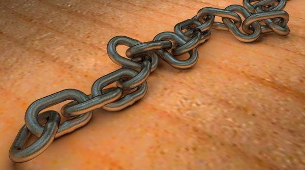 teleorman o tanara din rosiorii de vede tinuta in lanturi de familia sa a fost salvata de politisti