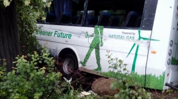 accident grav in valcea un autobuz a intrat intr o casa sunt 4 raniti