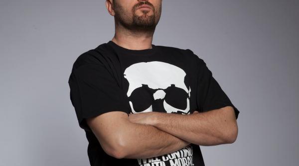 cheloo obligat sa i invete pe elevi dansuri si colinde