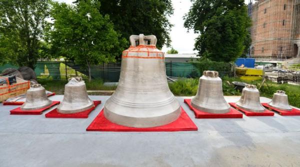 foto clopotele catedralei nationale au ajuns in romania