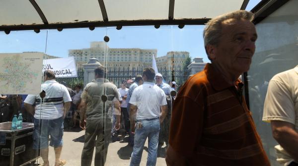 angajatii din sectorul public protesteaza in fata palatului parlamentului acestia sunt nemultumiti de legea salarizarii unitare