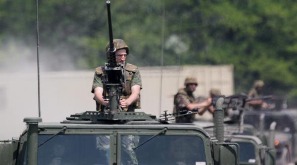 atentie trec coloane militare nato