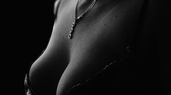 o universitate belgiana si ar fi invitat absolventele sa poarte un decolteu dragut la ceremonia de absolvire