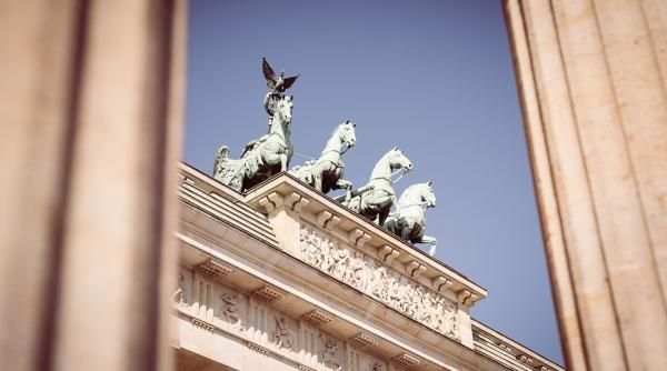 germania va reexamina zeci de mii de solicitari de azil